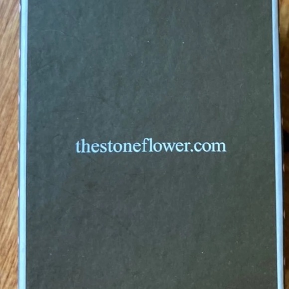 NIB - The Stone Flower cameo earrings - Picture 3 of 5